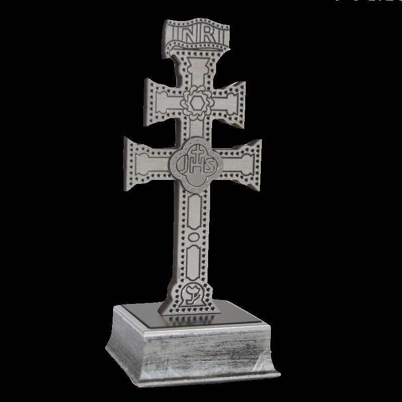 CRUZ DE CARAVACA EN METAL CON PEANA DE MADERA Y TALLADO A HUECO RELIEVE 