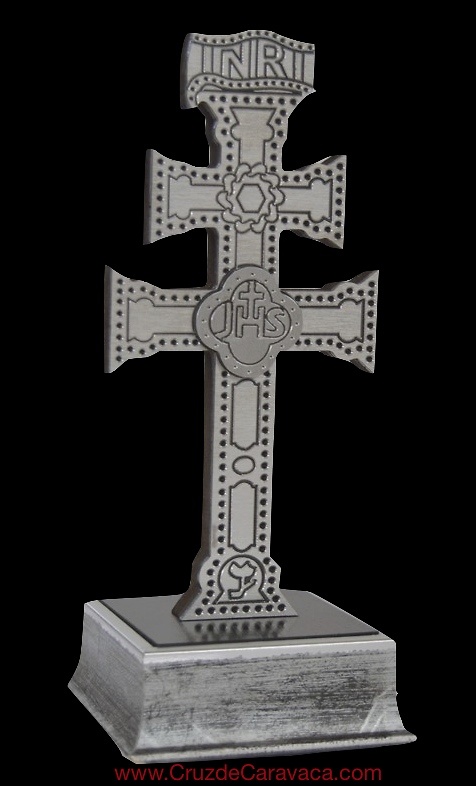 CRUZ DE CARAVACA EN METAL CON PEANA DE MADERA Y TALLADO A HUECO RELIEVE 