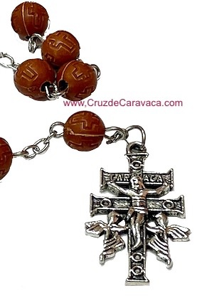 ROSARIO A CROCE CARAVACA CON ANGELI IN METALLO E GRANI IN LEGNO 